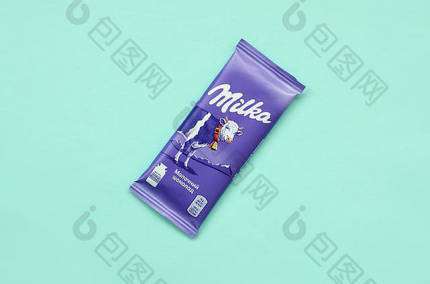 哈尔科夫乌克兰10月米尔卡巧克力平板电脑经典紫罗兰色的包装柔和的蓝色的背景米尔卡品牌巧克力糖果