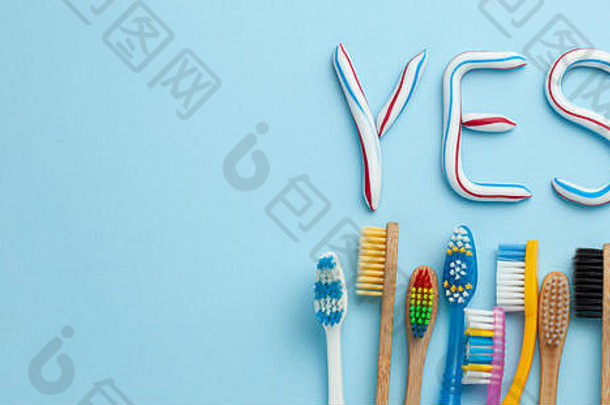 词牙膏管彩色的牙膏牙刷蓝色的背景概念适当的清洁护理牙齿复制空间文本