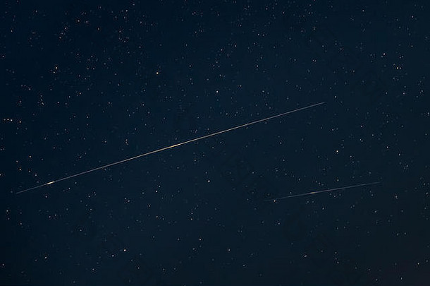 陨石跟踪蓝色的晚上布满星星的天空背景自然发光的星星陨石小径