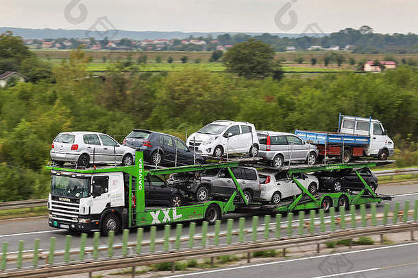 萨格勒布克罗地亚8月车运输卡车填满汽车开车萨格勒布电动机绕过萨格勒布克罗地亚