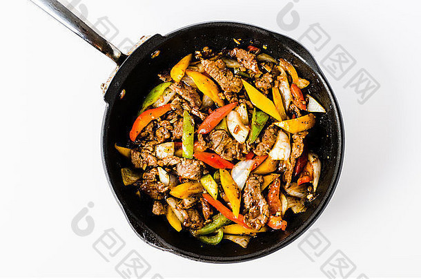 搅拌炸牛肉牛排色彩斑斓的胡椒洋葱锅孤立的白色背景
