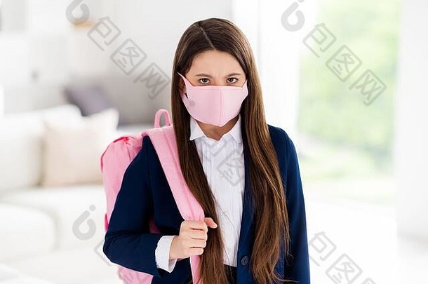 照片学生学校女孩学生准备好了学校讨厌疫情规则面部面具恼怒的穿统一的裙子夹克保护