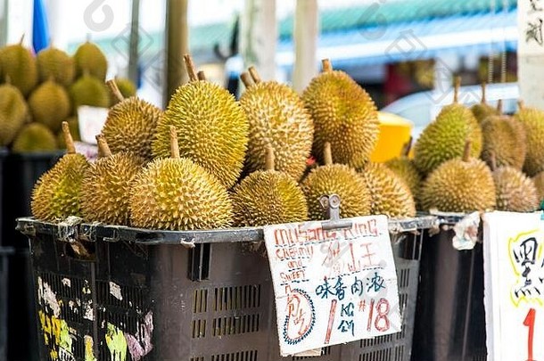 新加坡10月水果摊位销售<strong>榴莲</strong>黄色的热带水果<strong>猫山王榴莲</strong>各种街市场