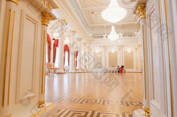 喀山俄罗斯3月城市大厅奢侈品舞厅准备历史跳舞聚会，派对