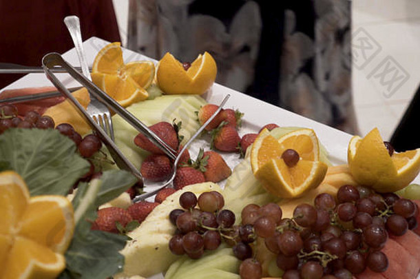 新鲜的水果婚礼自助餐表格水果浆果婚礼表格装饰自助餐接待水果葡萄酒香槟婚礼表格装饰樱桃