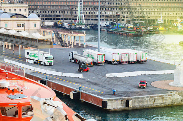 热那亚意大利10月全景港口港口起重机码头卡车海视图早期早....黄昏开始日出
