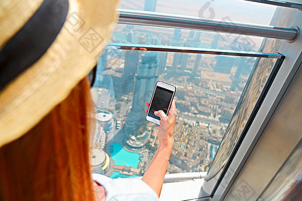 女孩旅游移动电话窗口摩天大楼迪拜塔哈利法塔迪拜曼联阿拉伯阿联酋航空公司阿联酋关闭
