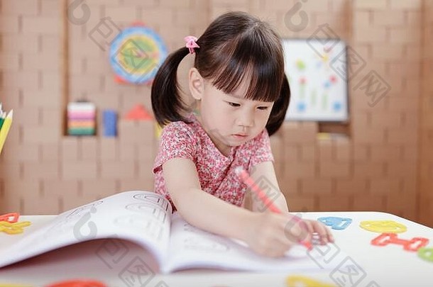 蹒跚学步的女孩实践写作信在家教育