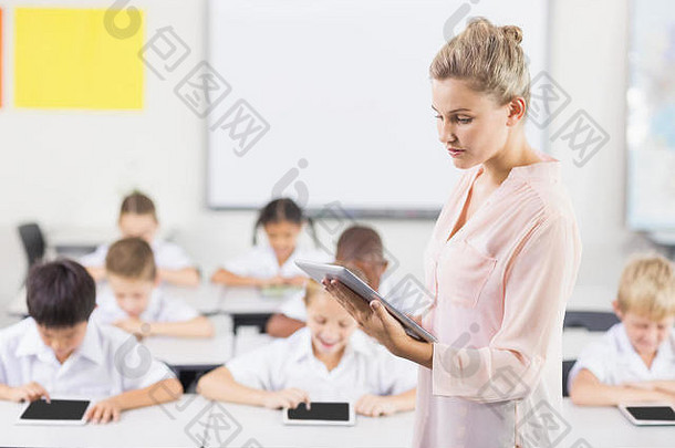 老师教学孩子们数字平板电脑