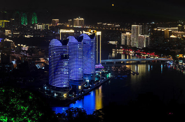 晚上视图城市三亚观察甲板鹿转头岛海南中国
