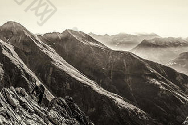 年轻的男孩攀爬wiwannihorn瑞士