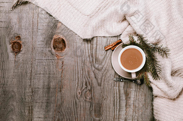 热咖啡杯舒适的毯子木表格装饰