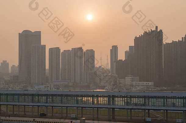 太阳不断上升的高城市天际线青岛中国
