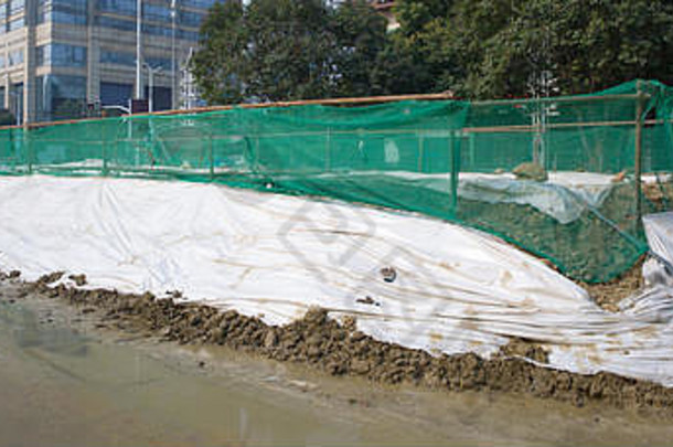 临时地球围墙塑料外壳的大坝路表面挖掘躺管道工程杨辉路苏州工业公园苏州