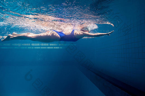 水下图片年轻的女游泳运动员锻炼游泳池