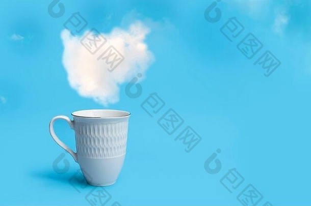 早....咖啡杯美丽的蓝色的天空蓬松的云背景空间文本