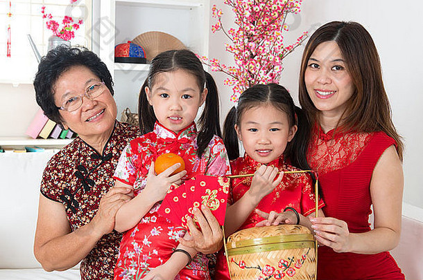 美丽的多一代又一代亚洲家庭庆祝中国人一年首页