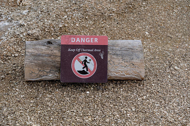 日志警告标志警告游客游客保持热区域黄石公园国家公园热春天池达到高坦佩