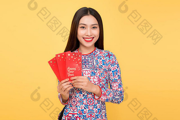 漂亮的微笑越南女人红色的信封孤立的黄色的背景