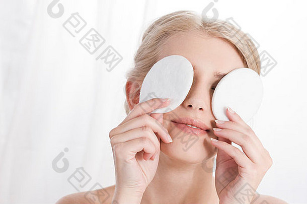 女人覆盖眼睛棉花垫