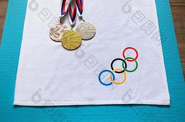 东京日本1月奥运圈金牌集白色背景