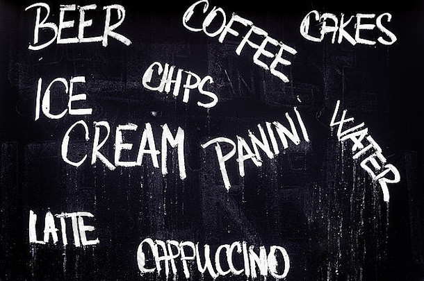 餐厅广告黑板上饮料食物喝点心饮料列表写粉笔啤酒咖啡蛋糕