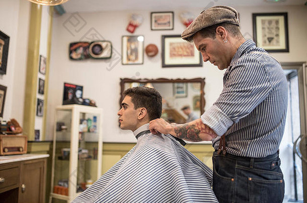 理发师商店男人。削减人头发