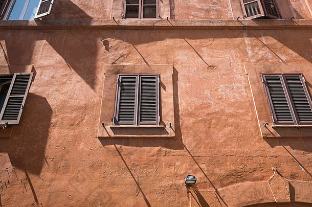 古老的罗马建筑墙木窗户阳光