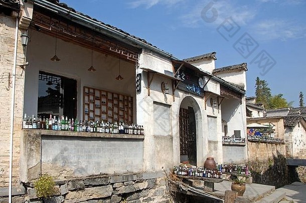 xidi古老的小镇安徽省中国11月酒吧瓶安静的街小镇xidi被称为回来小河