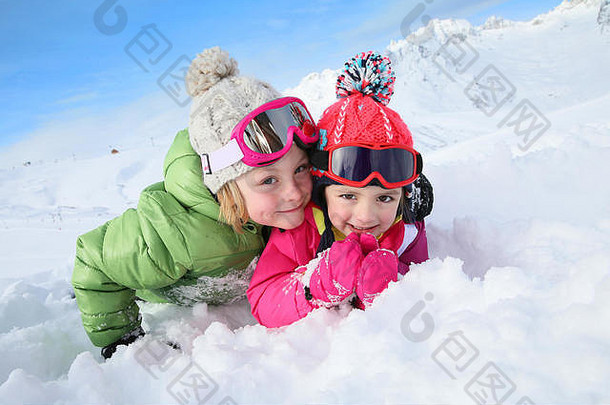 肖像孩子们享受冬天假期滑雪度假胜地
