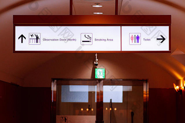 机场信息标志lightbox标志方向厕所。。。吸烟区域观察甲板温暖的光语气