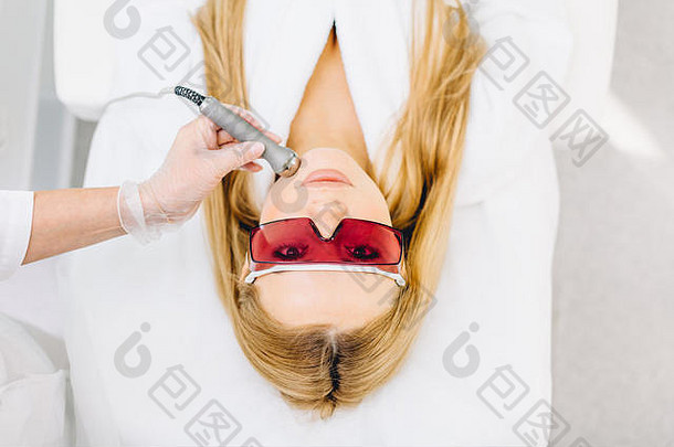 女人激光超声波脸治疗医疗水疗中心中心皮肤复兴概念