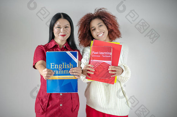 国际女朋友研究英语语言
