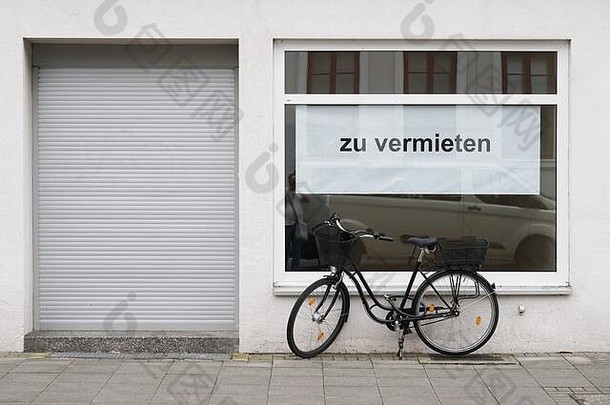 德国空缺标志商店窗口vermieten翻译租金自行车停关闭商店
