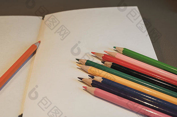 色彩斑斓的画铅笔古董风格