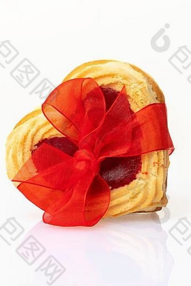 心形状的饼干系红色的弓孤立的白色背景情人节一天生日概念