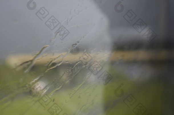 多雨的一天公共汽车窗口水滴玻璃