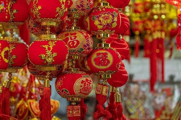 中国人一年庆祝活动中国小镇泰国灯笼红色的黄金装饰挂显示幸福节日