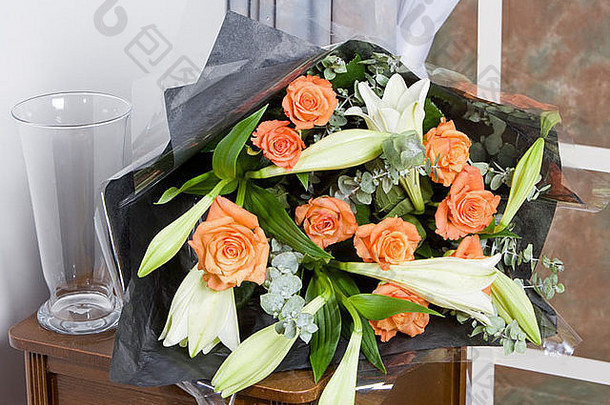 花束橙色玫瑰白色百合装饰花瓶