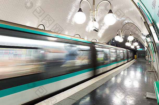 地铁火车离开巴黎地铁站巴黎地铁最大地下系统在世界范围内