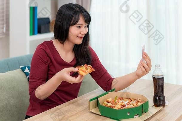 亚洲女人虚拟快乐小时会议晚餐吃披萨食物在线的男朋友视频会议数字平板电脑
