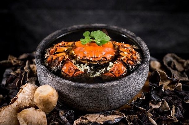 蒸多毛的蟹姜自制的中国人大米酒炖肉