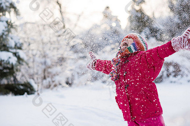 年轻的女孩大喊大叫扔雪中期空气