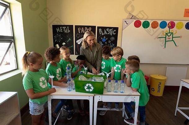 女学校老师集团小学生穿绿色衬衫白色回收