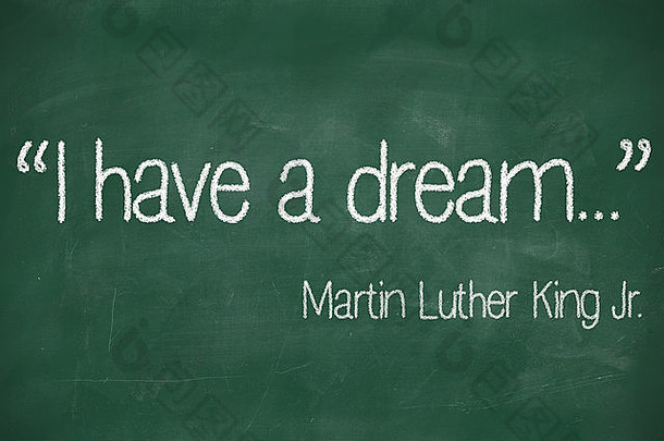 梦想马丁路德王写白色粉笔黑色的黑板