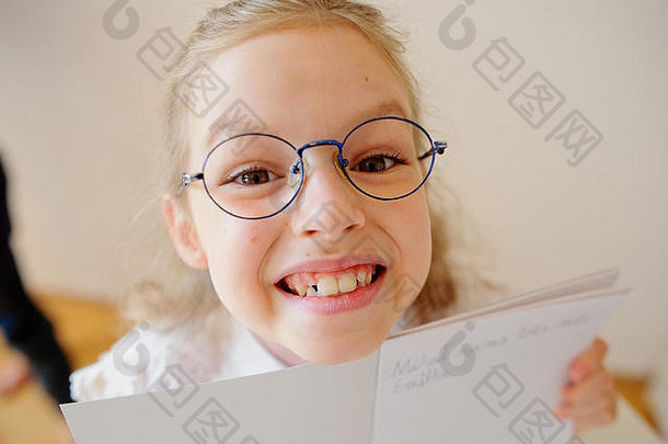 可爱的女学生眼镜显示字帖女孩努力写了单词小学学校学生