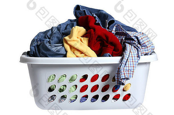 洗衣篮子完整的脏衣服