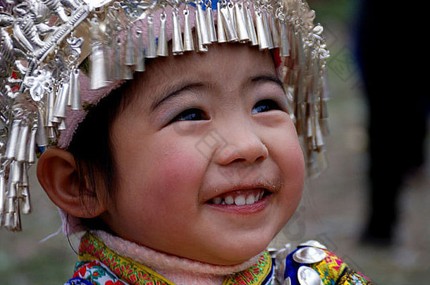 中国人苗族少数民族传统的跳舞节日女孩传统的衣服