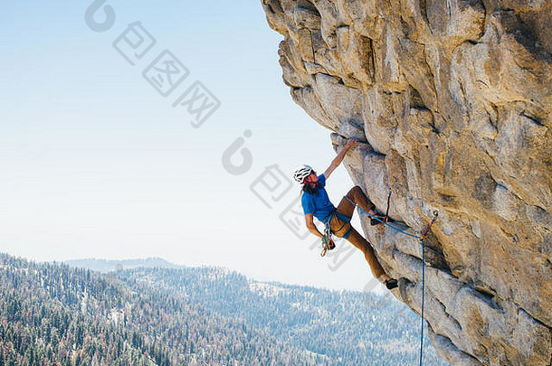 男人。岩石攀爬巴克岩石加州曼联州
