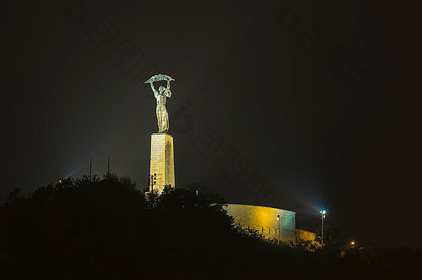 晚上拍摄照亮自由自由雕像战争纪念据传山布达佩斯匈牙利